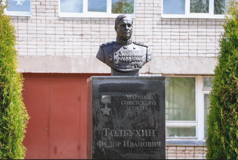 памятник Толбухину.